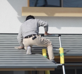 屋根の雑巾がけ