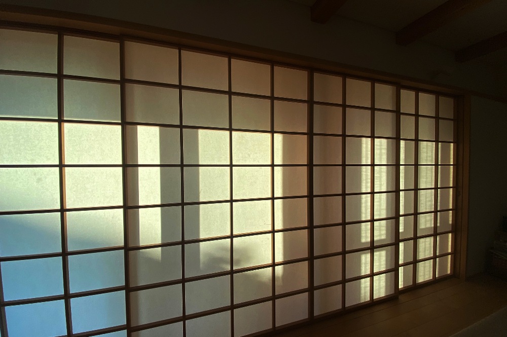 長野市篠ノ井の家造り。障子が外と内を繋げる。気配、季節、陽気、断熱や目隠しだけではない紙の効果。