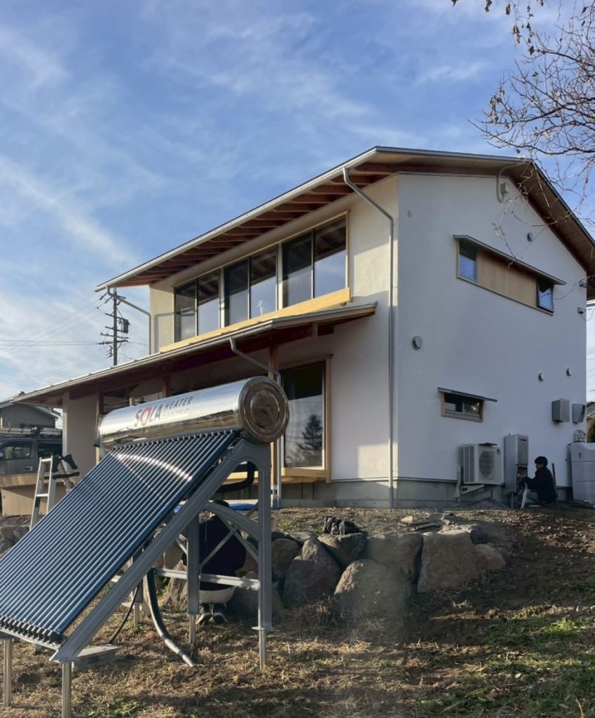 太陽光温水器をご存知でしょうか。庭でお湯をつくれます。燃料なし、電源なしでお湯をつくれます。