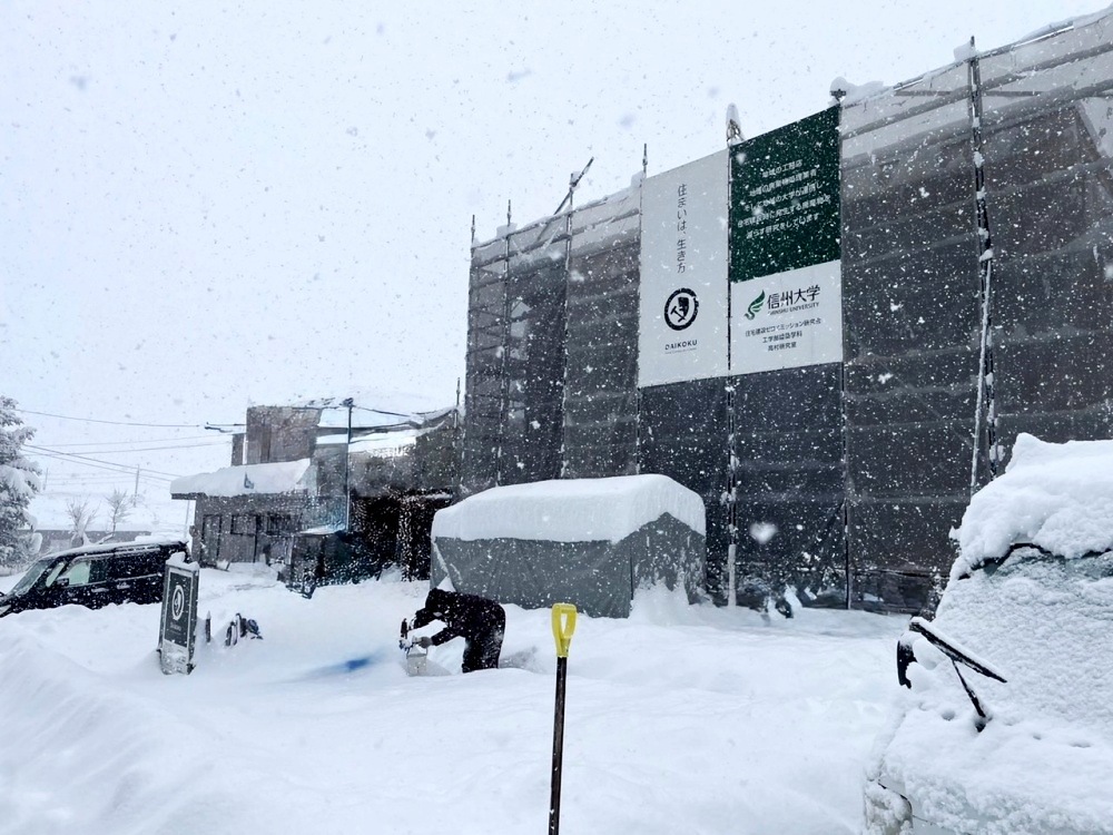 太陽光温水器、天候が悪くてもかなり便利に利用できる。太陽からもたえるお湯。写真は白馬の家造り現場の様子、雪がすごい。